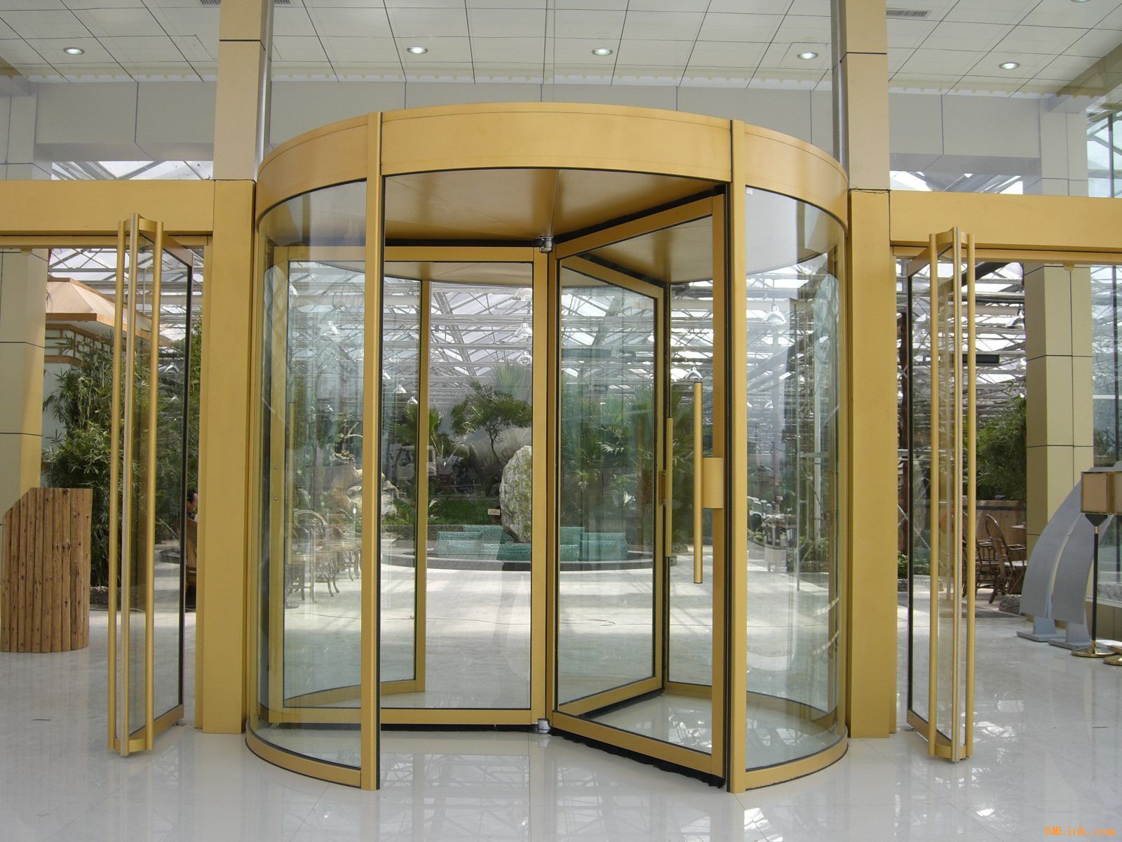 彬田三翼自動(dòng)旋轉(zhuǎn)門 工業(yè)門領(lǐng)域的卓越選擇