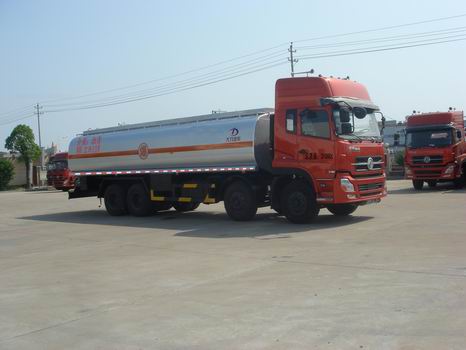 瀝青運(yùn)輸車與起吊車 現(xiàn)代道路施工中的關(guān)鍵角色